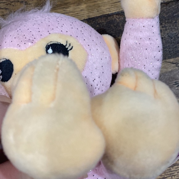 Fingerlings Monkey Pink with Sparkles - Picture 8 of 8